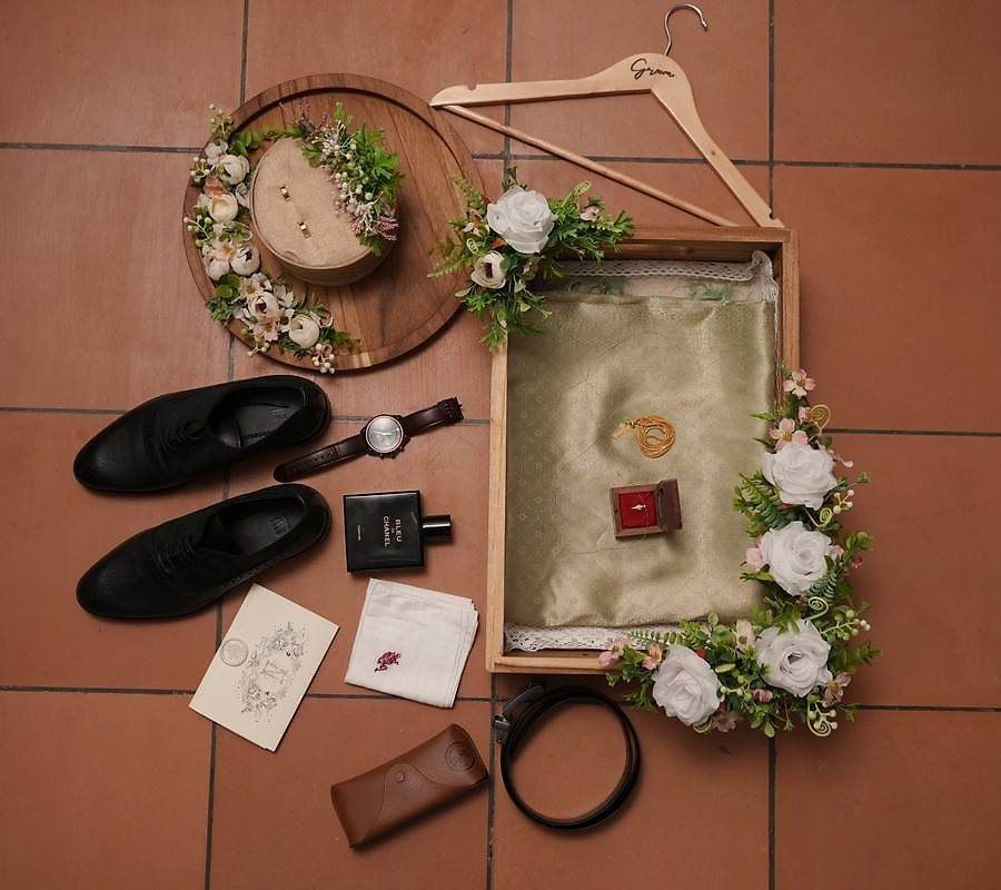 Groom's tray and hanger